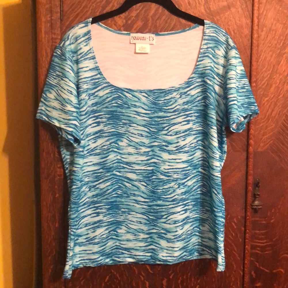 Women’s short sleeve scoopneck top